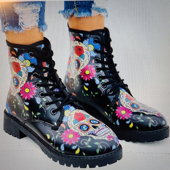 Act Fast! 5 pairs Trendy Black Skull Booties - Picture 3 of 4